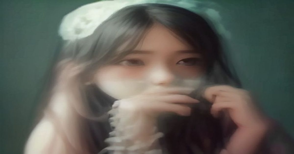 男女视频平台内容推荐场景：一对年轻男女坐在沙发上共同用手机浏览视频内容，屏幕上显示多种类型的男女视频分类界面，室内暖光氛围自然温馨